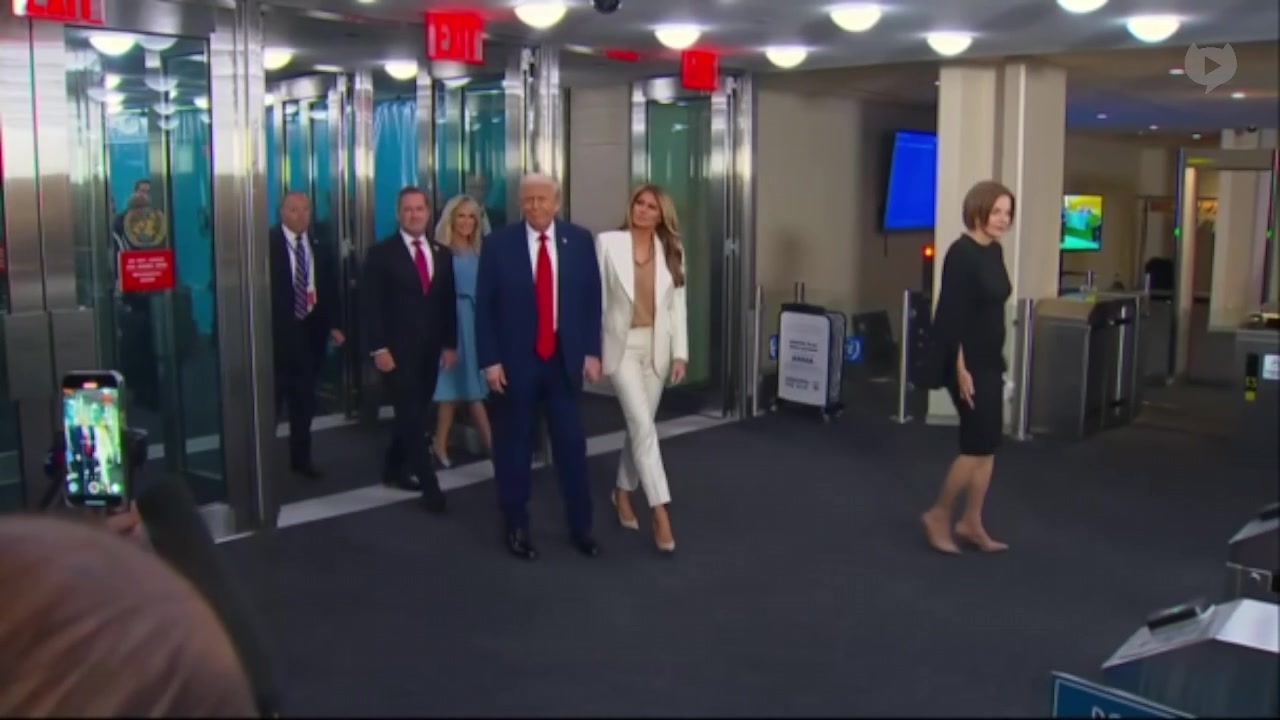 [Video] Escalator at UN headquarters stops as Trump and Melania step on