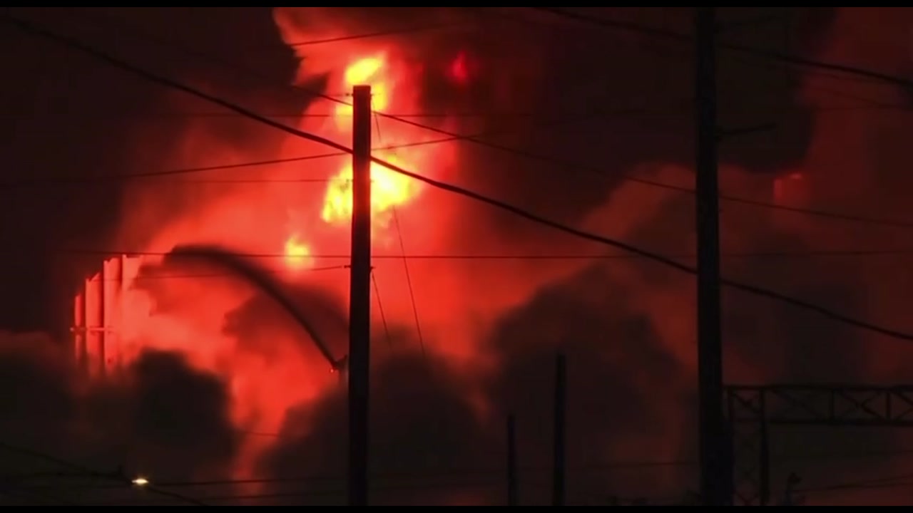 [Video] Large fire at Chevron oil refinery in El Segundo near Los Angeles