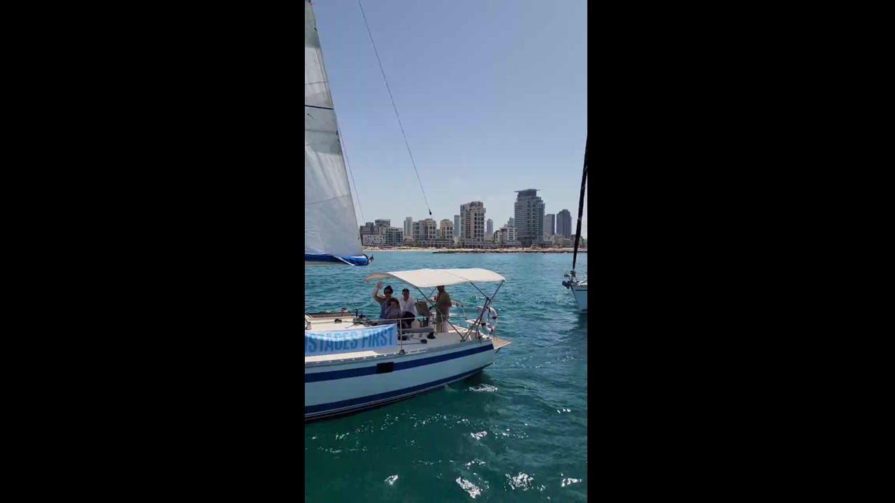 [Video] Israeli sailors and families of hostages stage symbolic flotilla in Tel Aviv