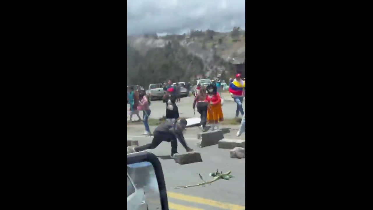 [Video] Protesters attack Ecuadorian President's convoy in Cañar province