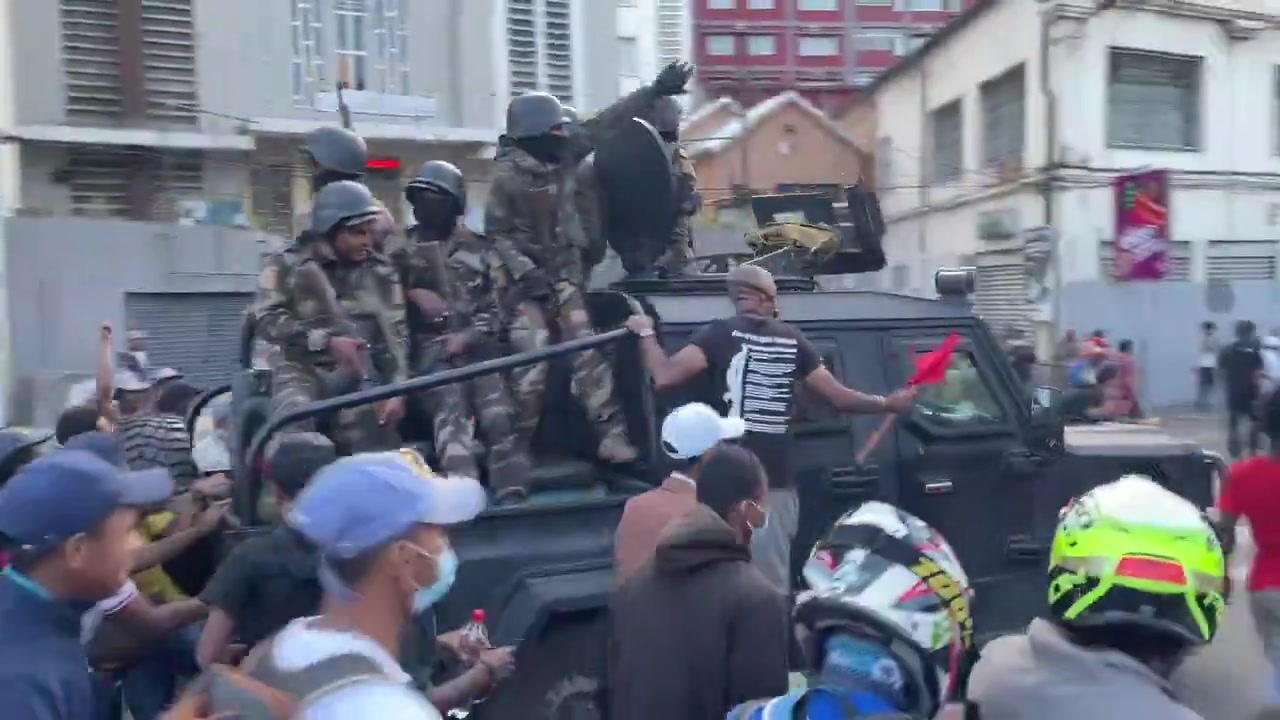 [Video] Madagascar military units defect to join youth-led protests against Rajoelina