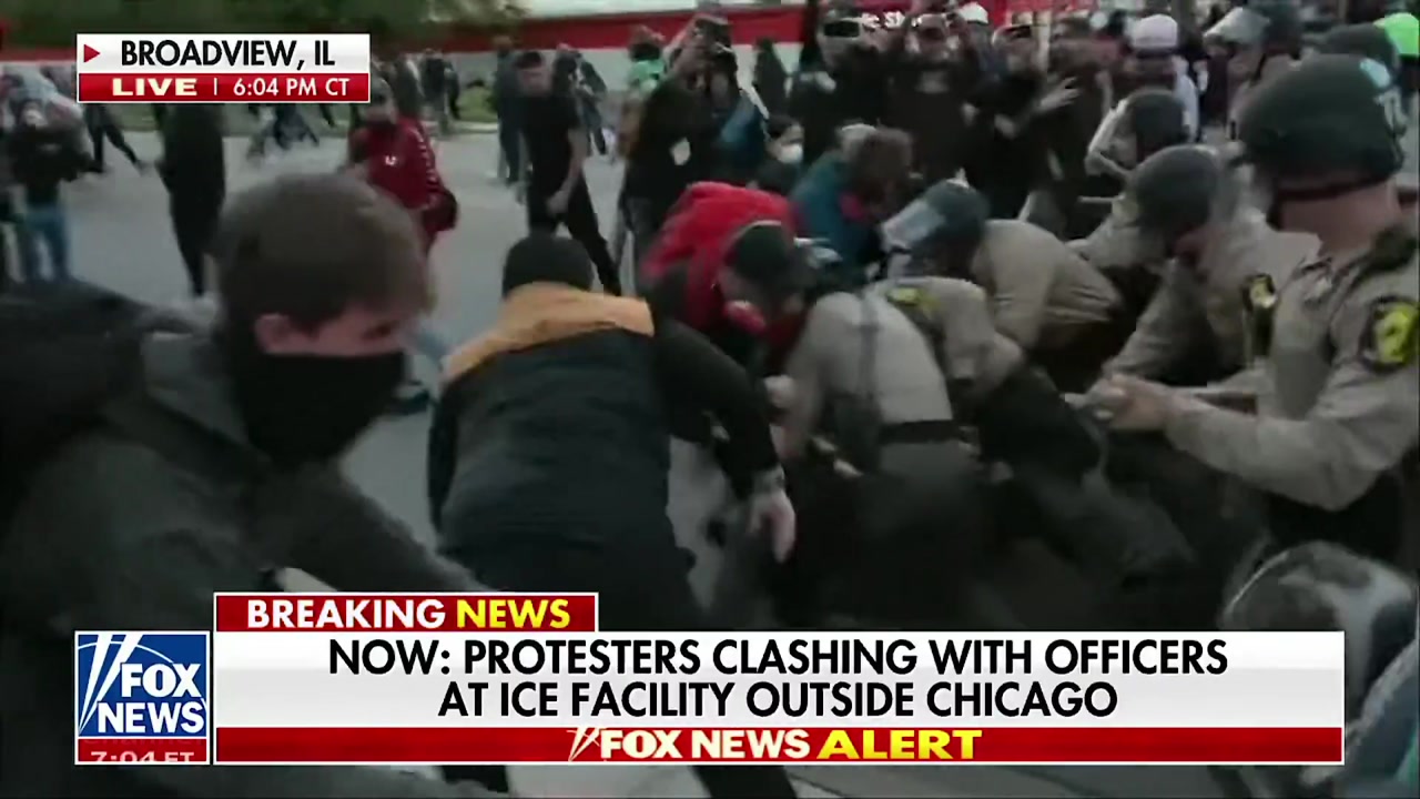 [Video] Illinois State Police clash with anti-ICE protesters outside Broadview detention center