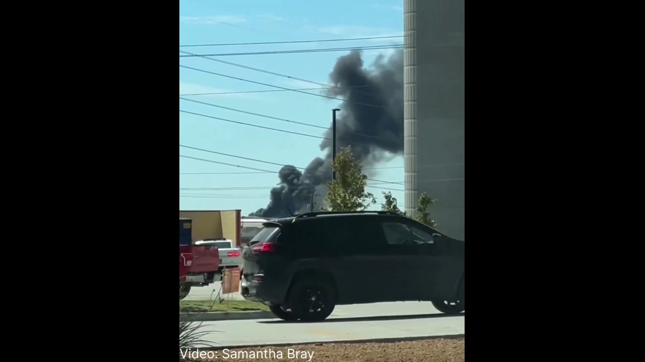 [Video] Small aircraft crashes near Hicks Airfield in Texas, igniting fire