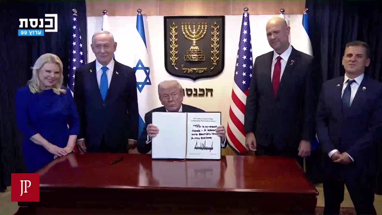 [Video] Trump signs message to the Knesset in Israel, calls it a great honor