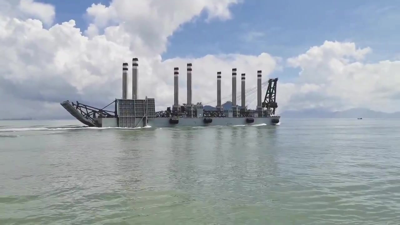 [Video] First footage shows PLAN amphibious landing rig underway, 185 meters long