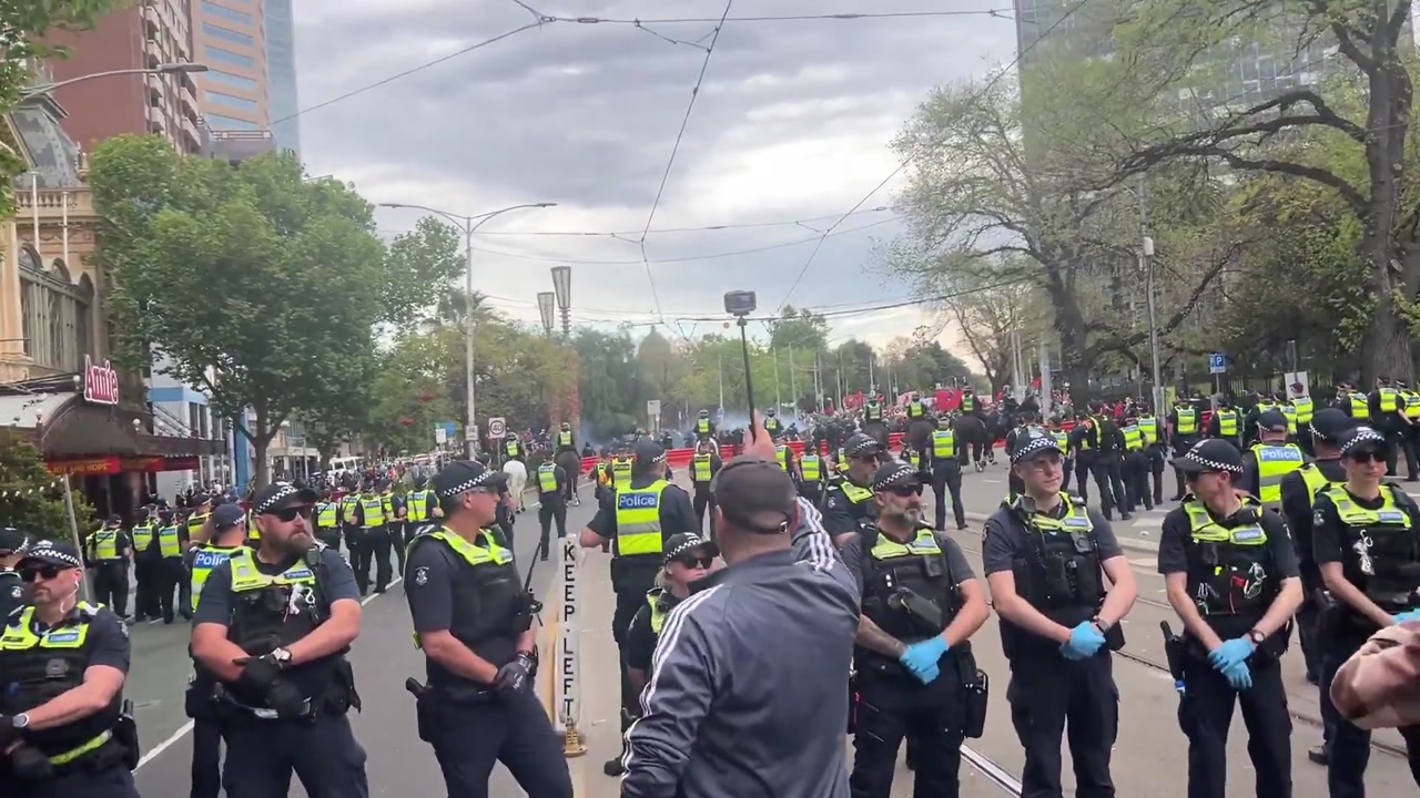 [Video] Police deploy tear gas against Antifa counter protesters in Melbourne
