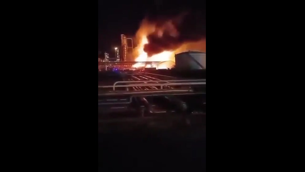 [Video] Three fires/explosions at oil refineries in Hungary and Romania