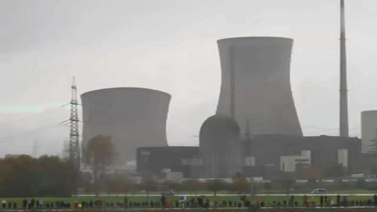 [Video] Germany demolishes two 160-meter cooling towers at Gundremmingen nuclear plant