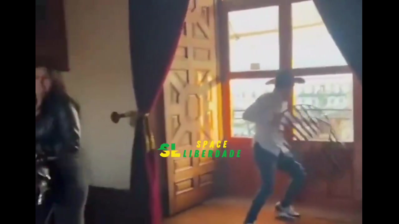 [Video] Protesters storm Michoacán palace against murder of Carlos Manzo