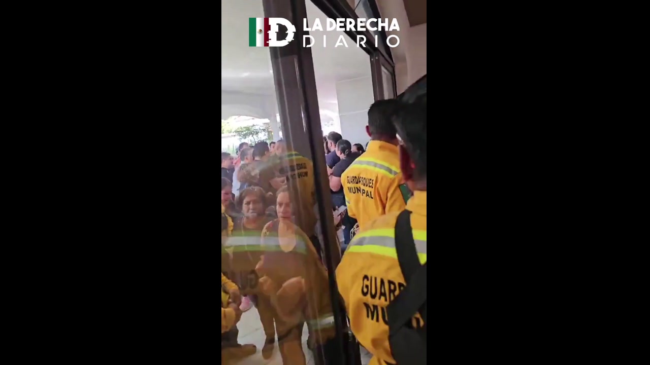 [Video] Woman slaps Michoacan Governor Alfredo Bedolla at Carlos Manzo's funeral