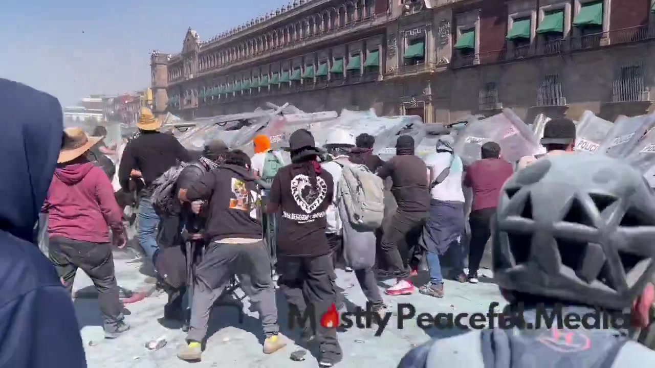[Video] Anti-Sheinbaum crowd rams barricades into riot police in Mexico City