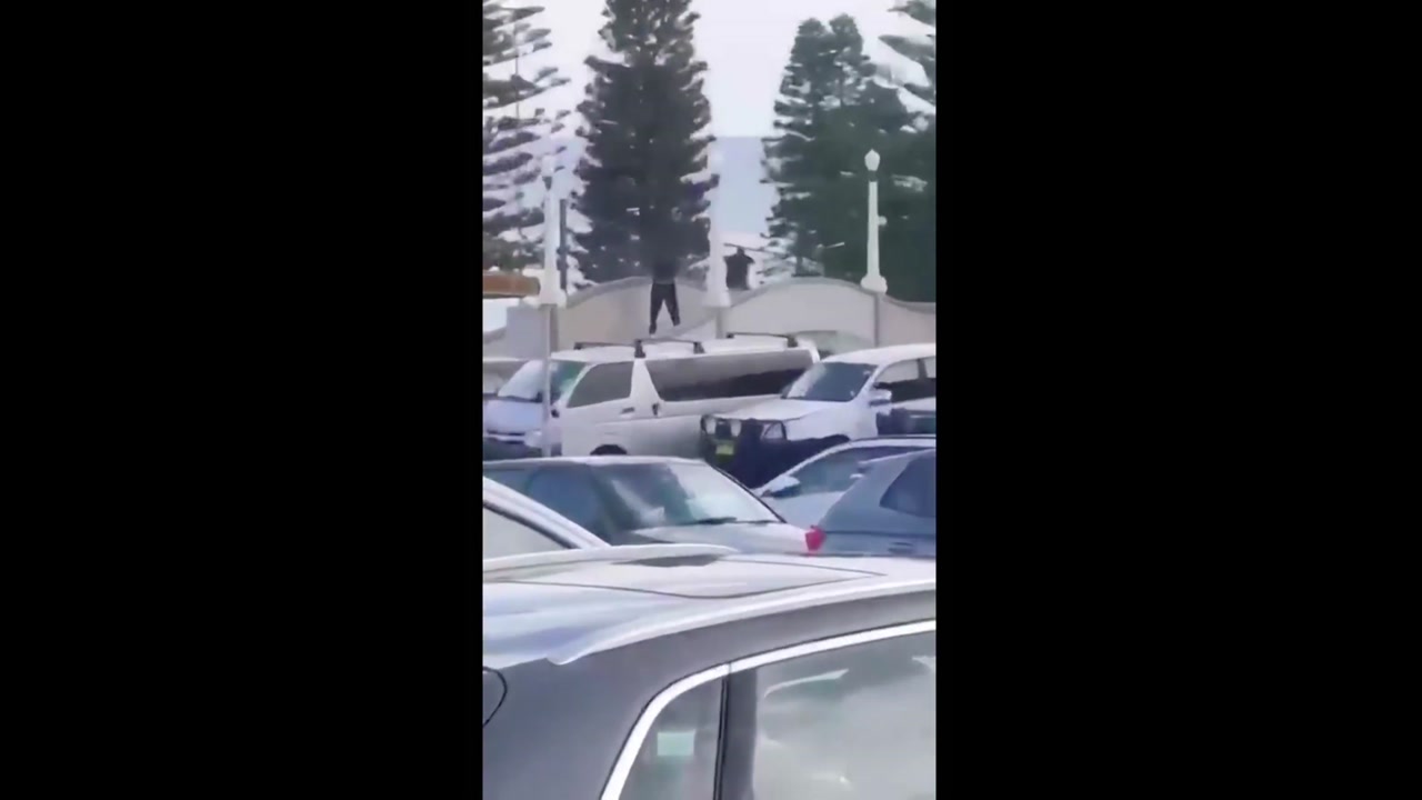 [Video] Multiple people shot dead, many injured at Hanukkah event in Bondi Beach