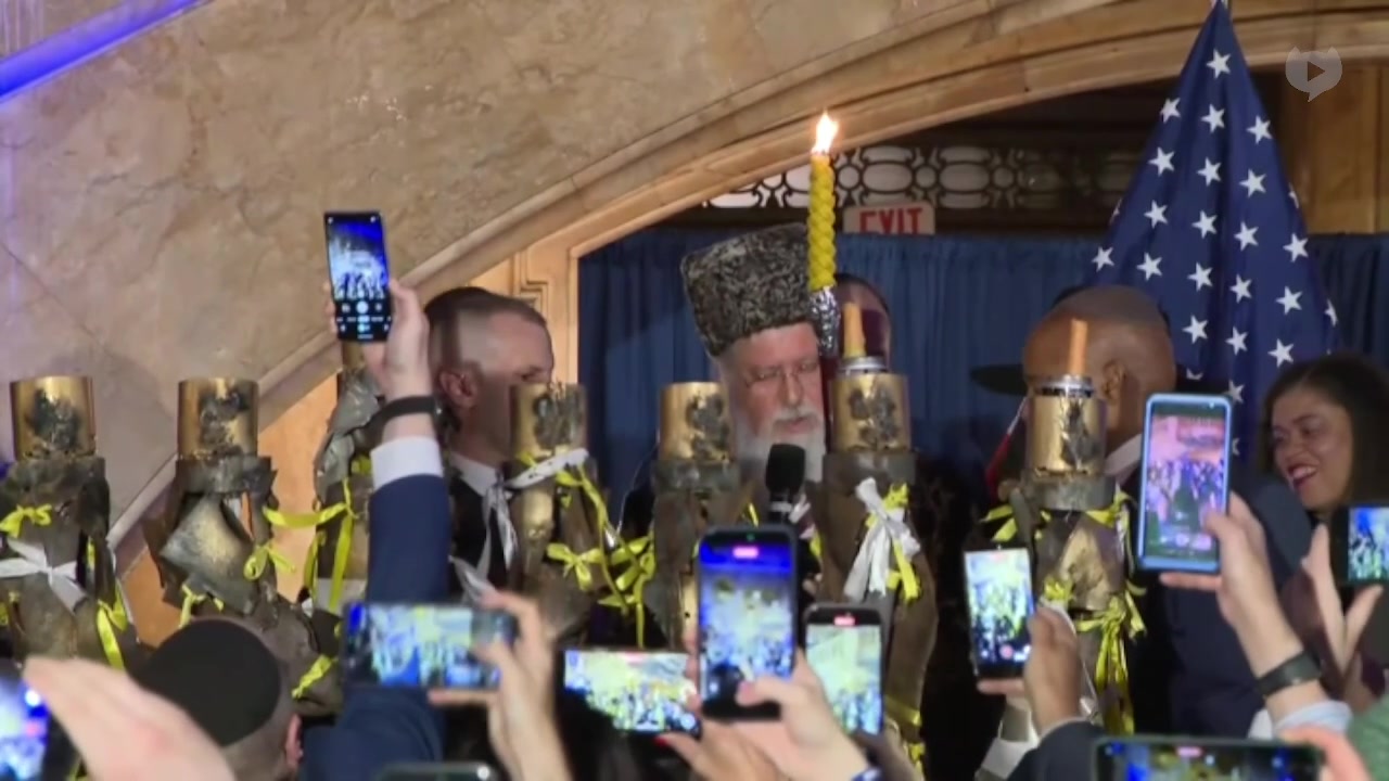 [Video] New York City mayor Eric Adams lights giant menorah with Rabbi