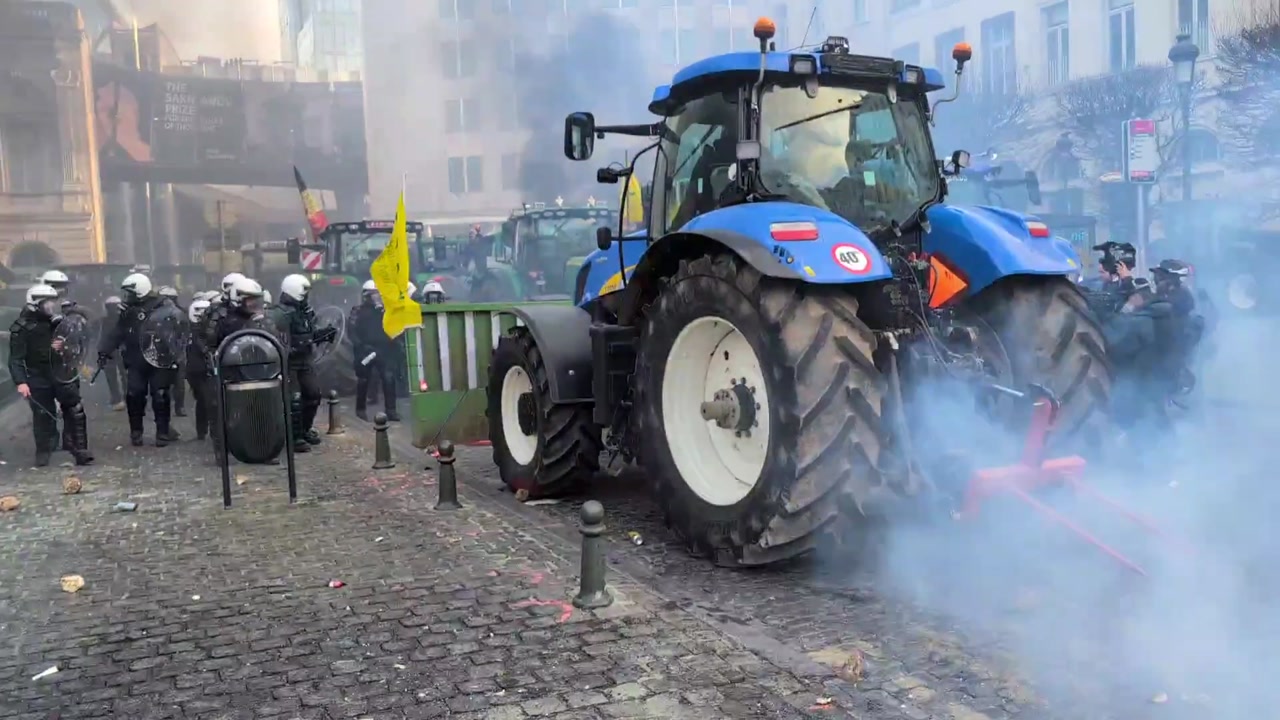 [Video] Farmers and police clash in front of the EU headquarters