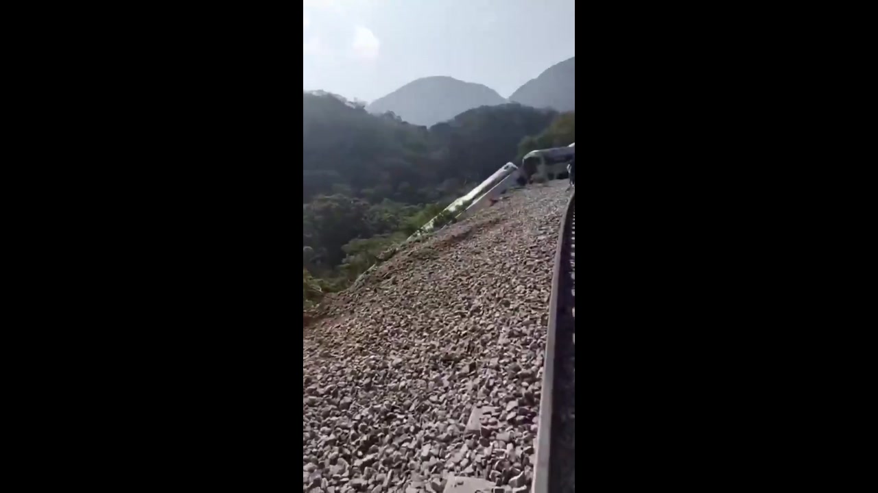 [Video] At least 13 dead as train derails in Mexico