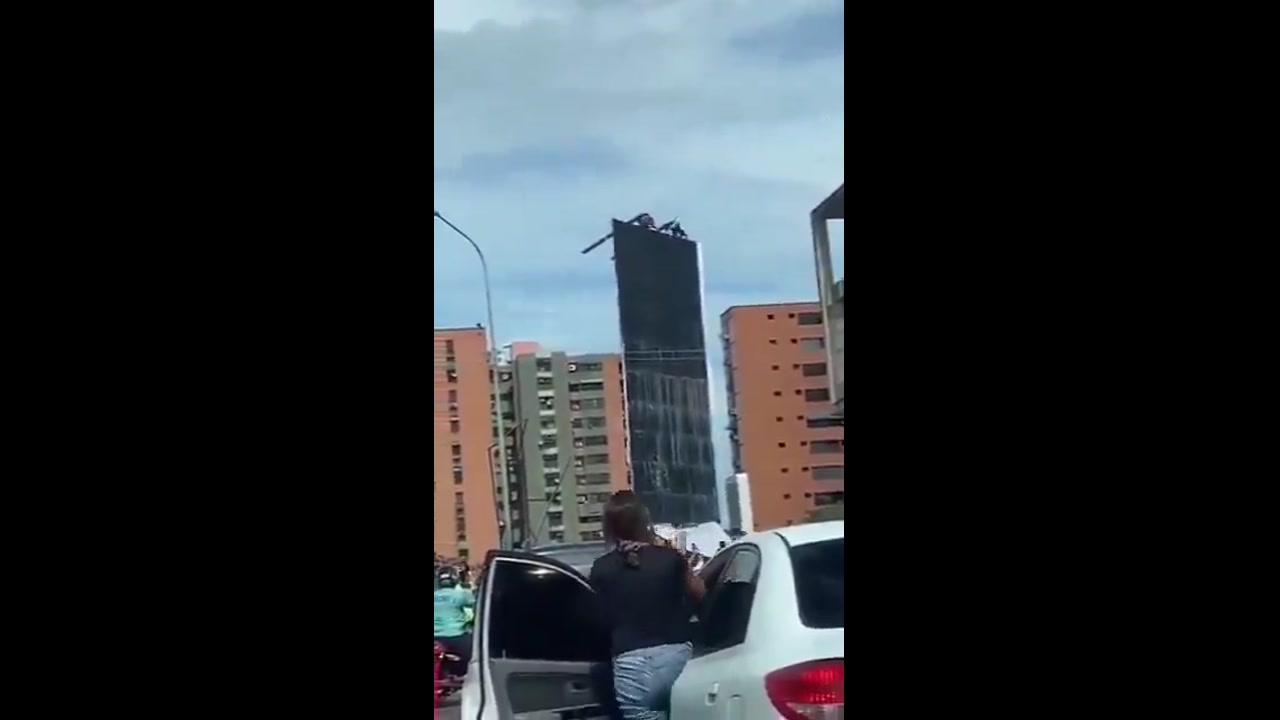 [Video] Venezuelans tear down posters and portraits of Nicolás Maduro