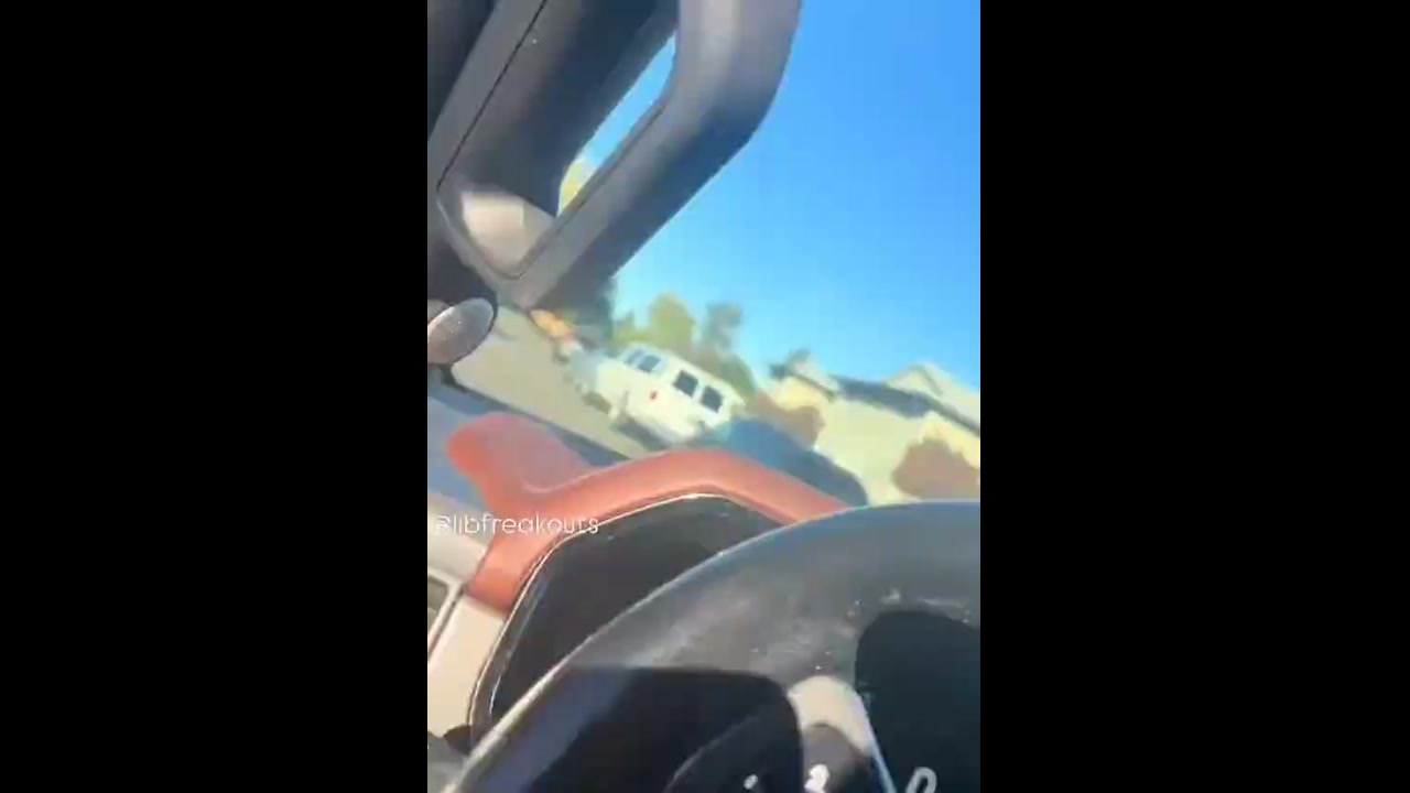 [Video] Anti-ICE activists in Portland block ICE agents' cars with vehicles