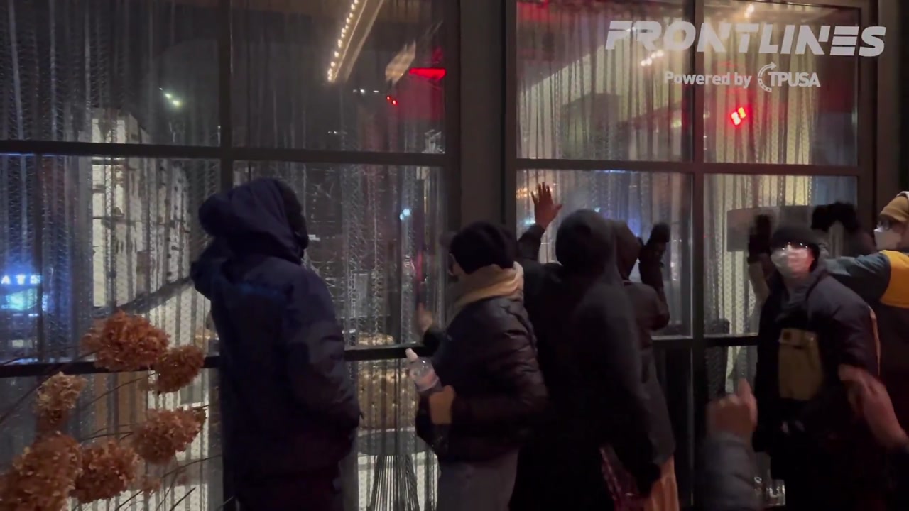 [Video] Anti-ICE protesters bang on hotel windows in Minneapolis