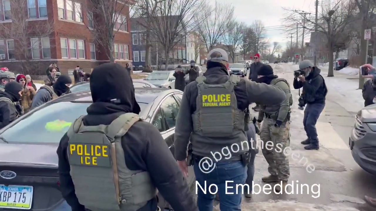 [Video] ICE agent shatters window on passenger side of vehicle in Minneapolis